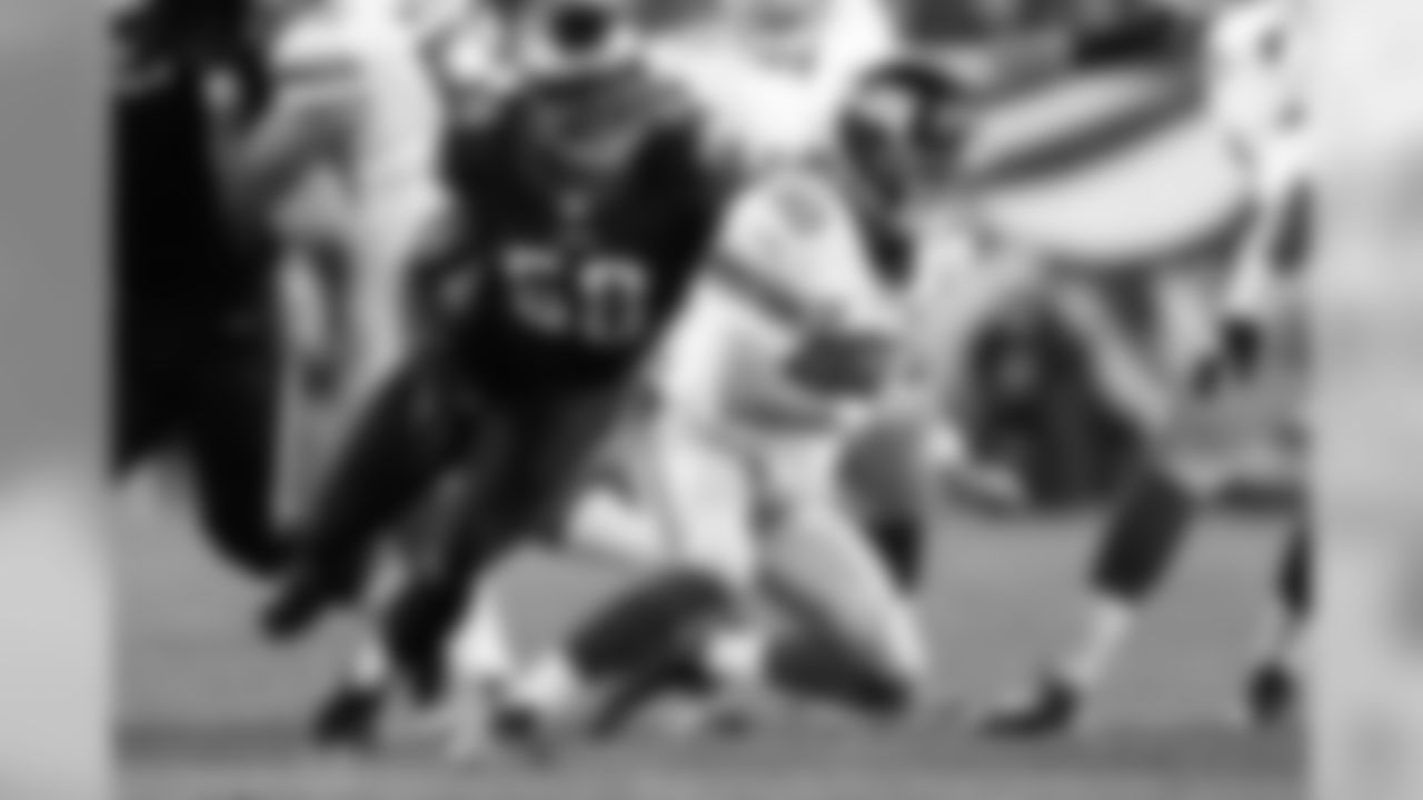 LB Trent Cole in on the sack