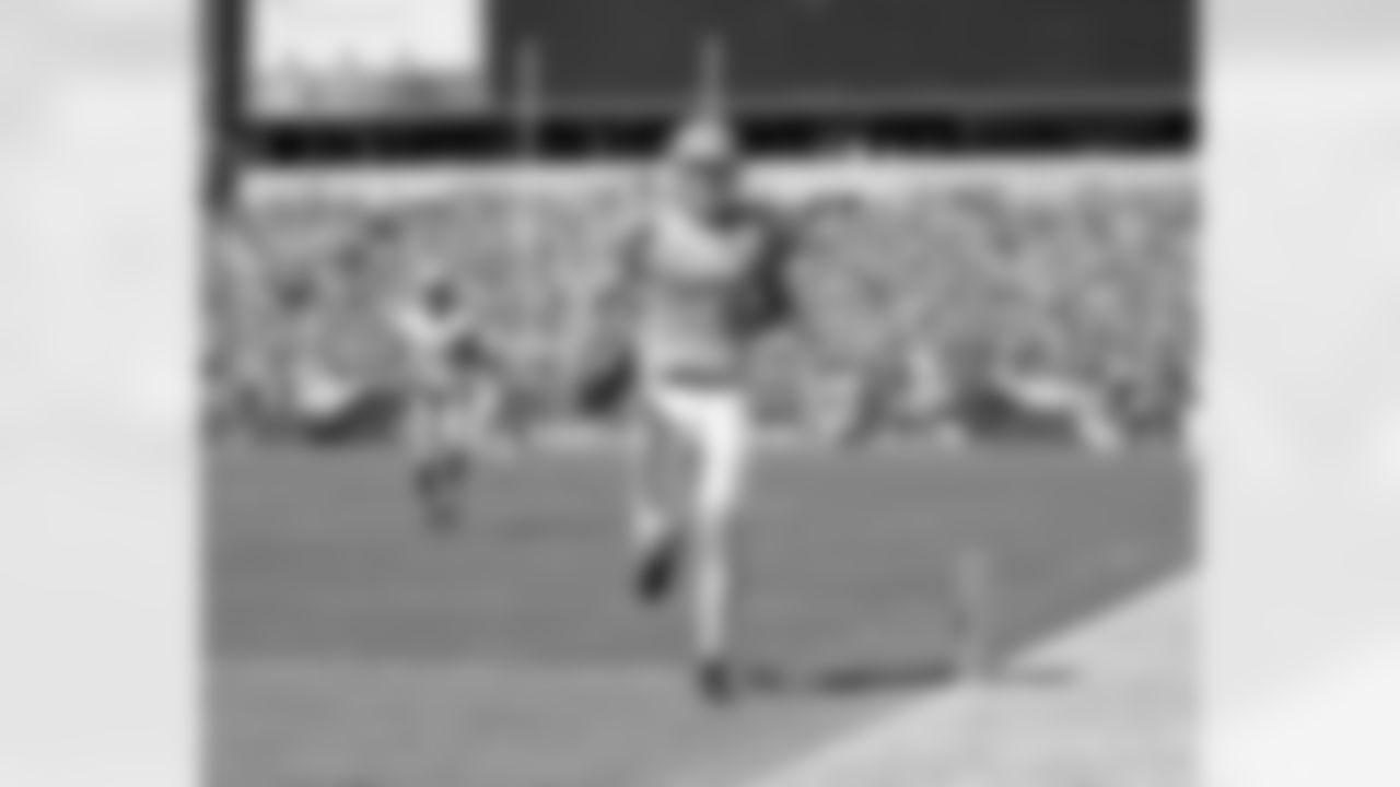 Kevin Curtis trots in to the end zone