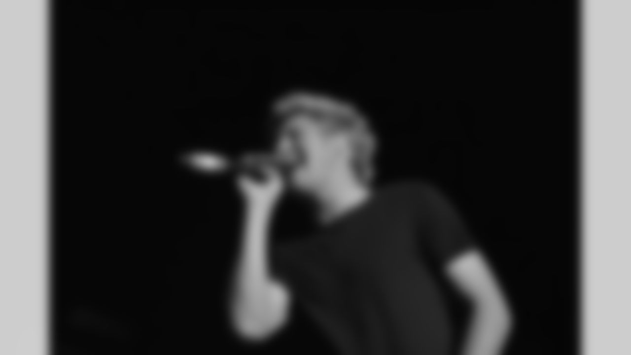 Niall belts out a song