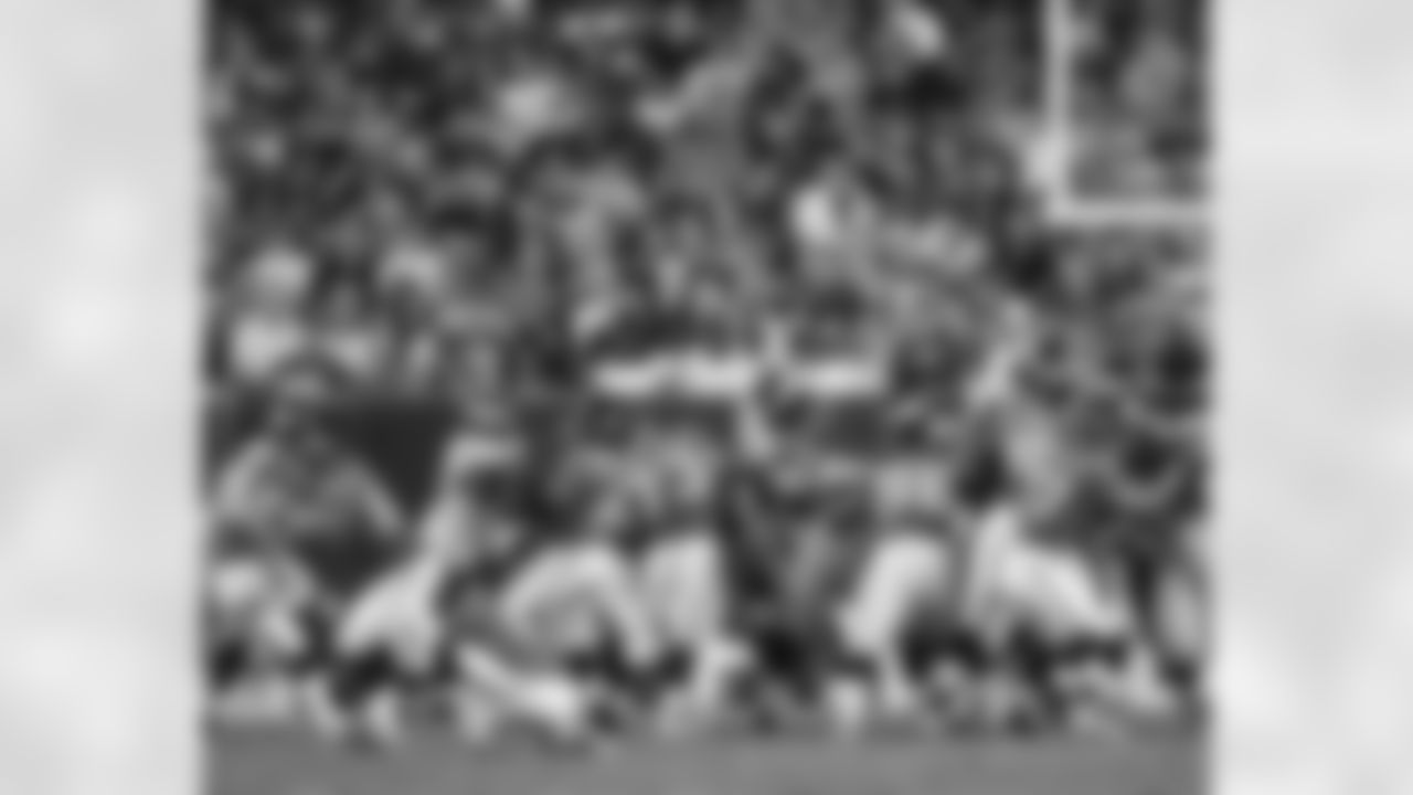 DE Jason Babin goes up for FG block