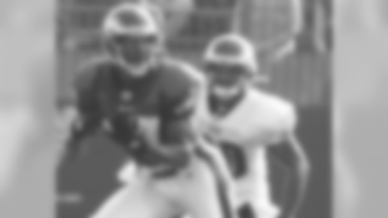 WR Kelley Washington gets ready to catch the football