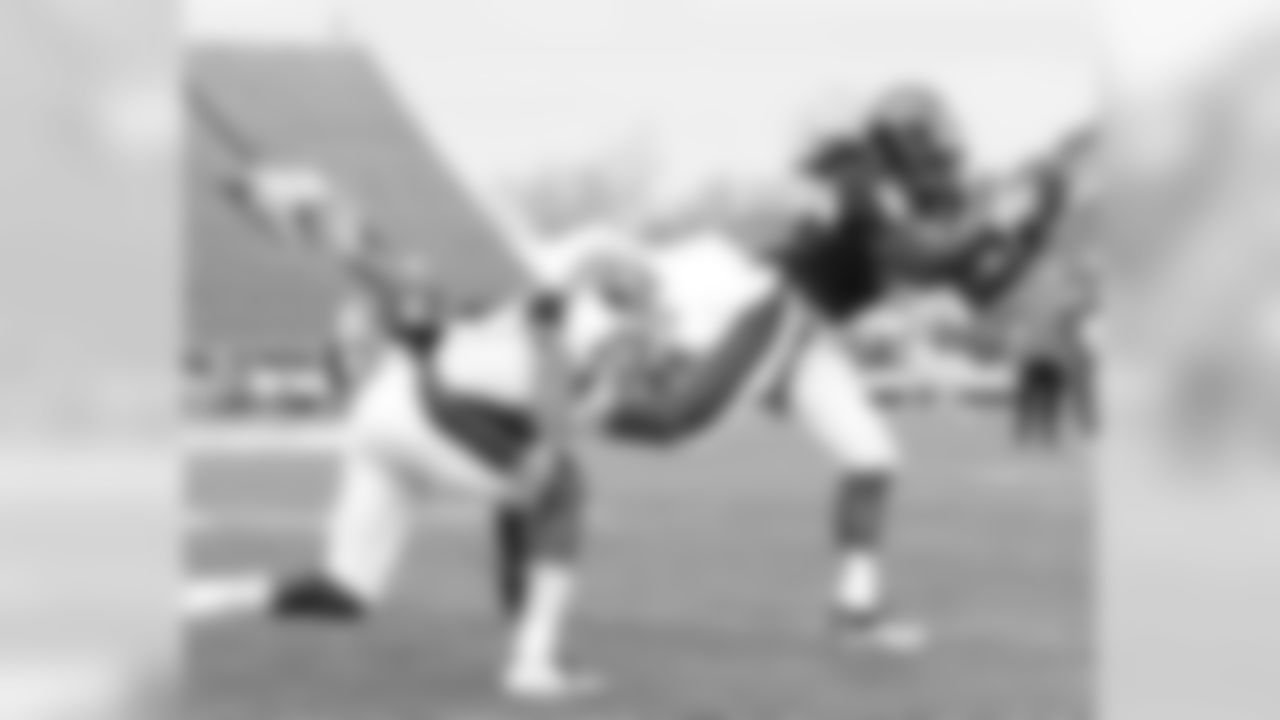 ECU WR Dwayne Harris makes a catch near the sidelines