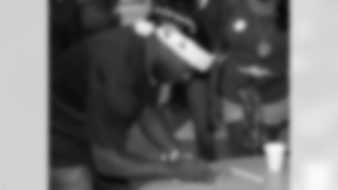 Brian Westbrook signs an autograph