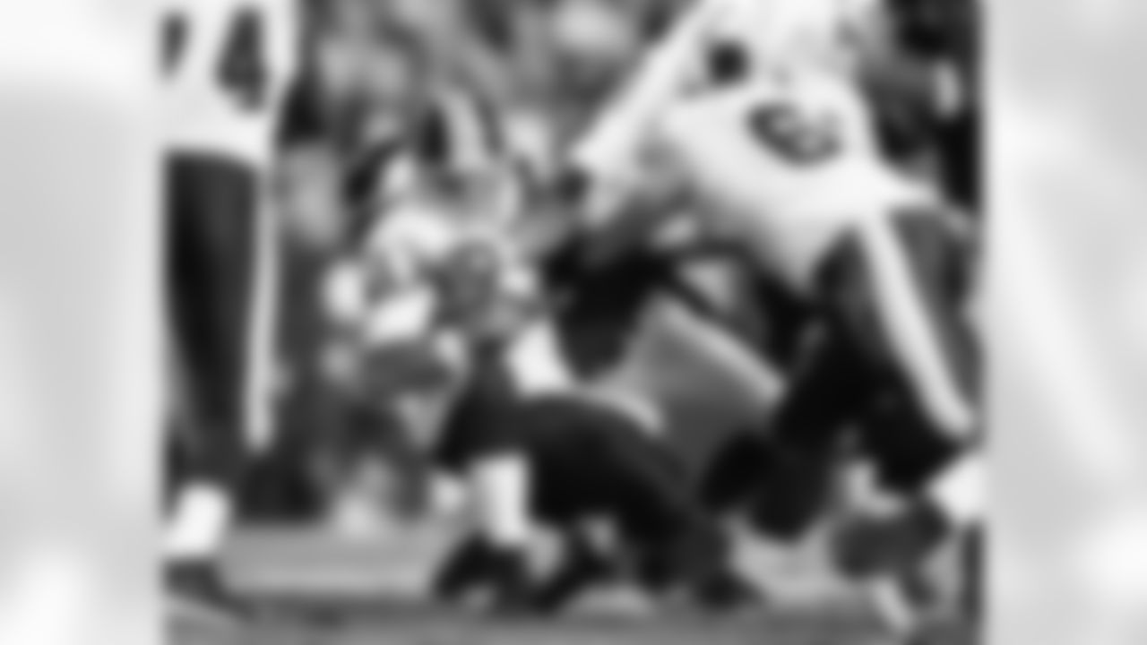 Redskins QB Jason Campbell is brought down