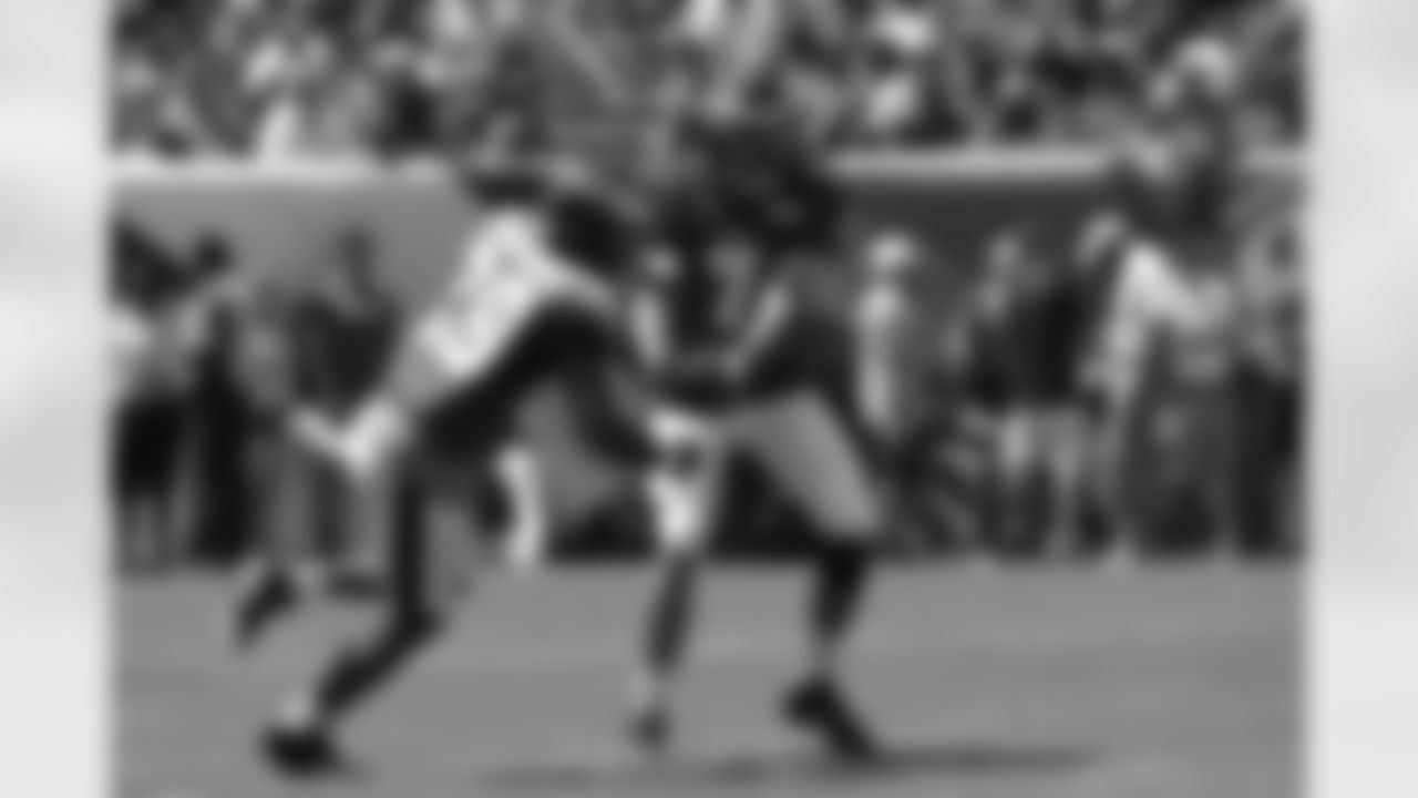 RB DeMarco Murray and QB Sam Bradford run through plays