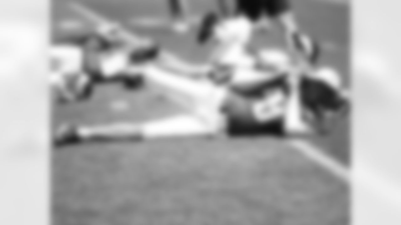 Donnie Jones proves that you can stretch and be stylish at the same time