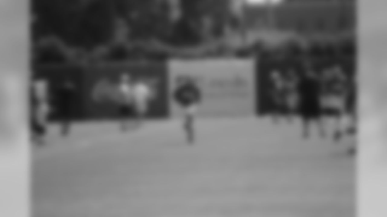 WR Mike Johnson heads towards the end zone