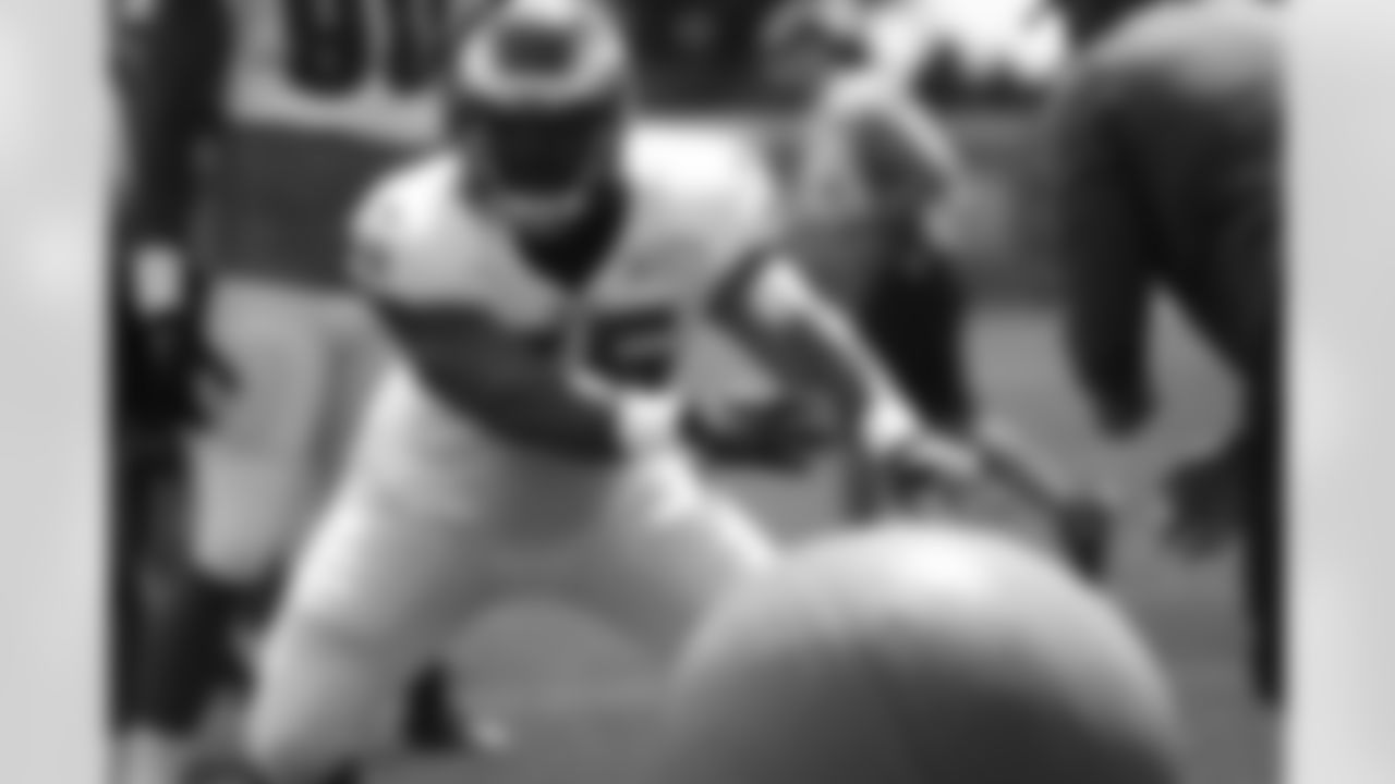 LB Brandon Graham pushes off with force
