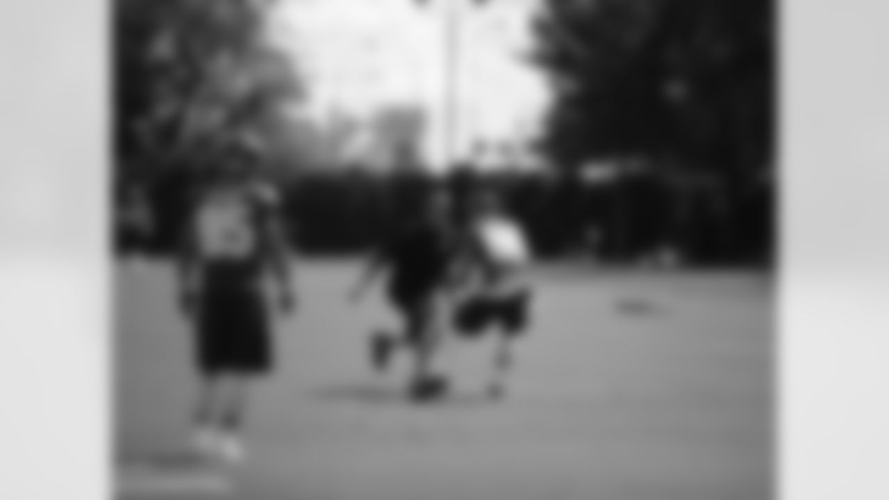 TE Zach Ertz participates in a blocking drill