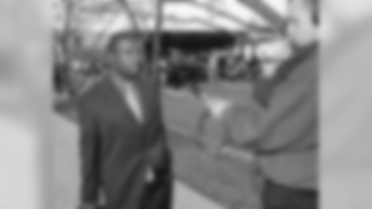 PhiladelphiaEagles.com reporter Chris McPherson interviews running back Brian Westbrook entering the hotel