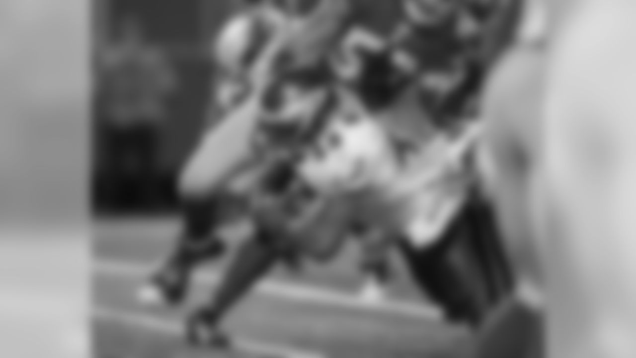 FB Leonard Weaver punches the ball in for an Eagles TD