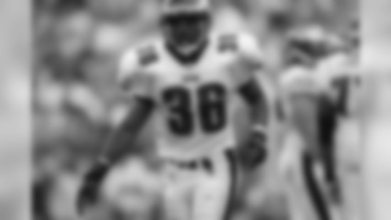 RB Brian Westbrook jogs off the field