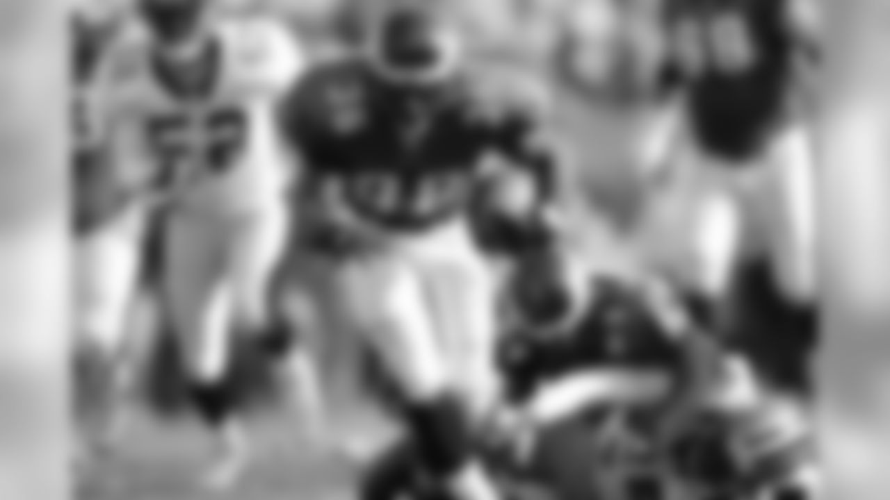 RB Brian Westbrook makes his way into the end zone