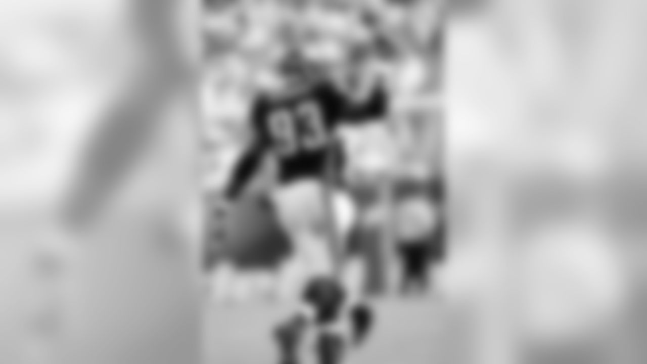 DE Jevon Kearse back in 2005 against the Raiders