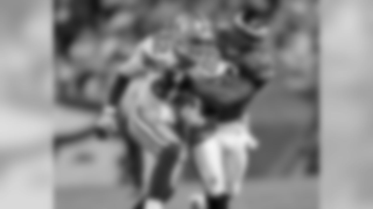 LB Akeem Jordan wraps up Cowboys TE Jason Witten