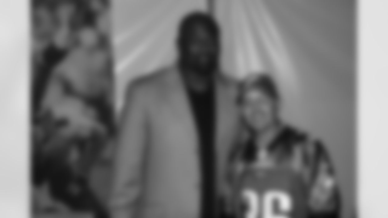 Hugh poses with Eagles fan