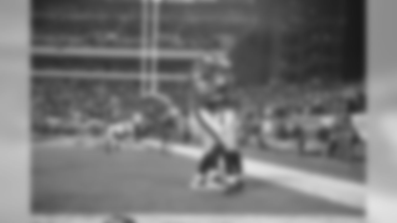 RB Bryce Brown celebrates his touchdown with an offensive lineman