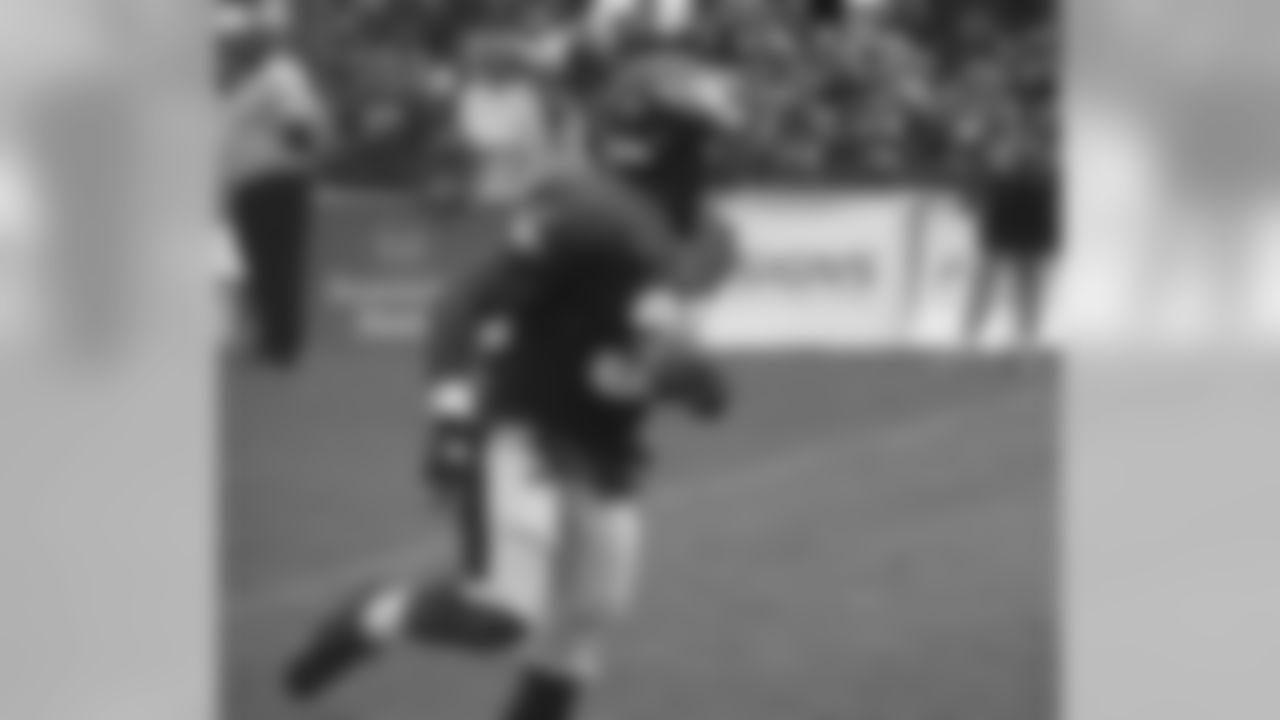 RB Brian Westbrook goes out for the pass