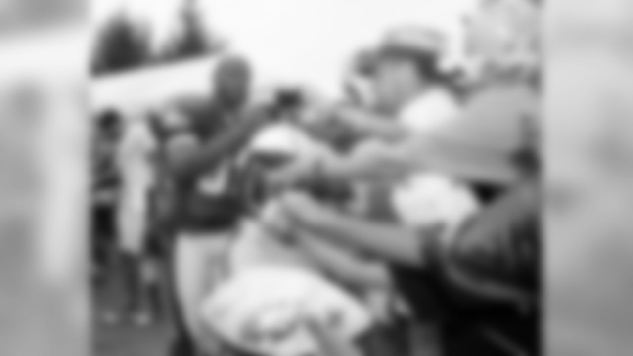 WR Jason Avant didn't let any fans down after practice`