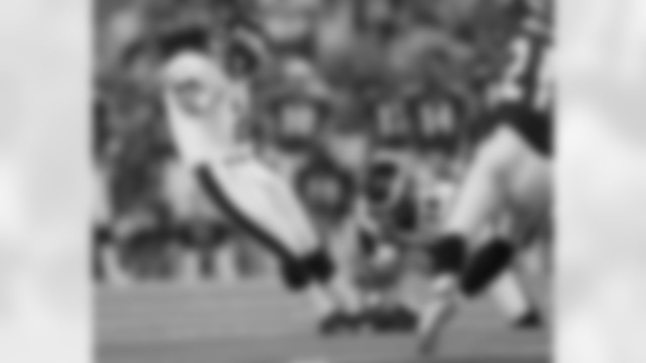 K David Akers hits a 43-yard field goal to put the Eagles on the board