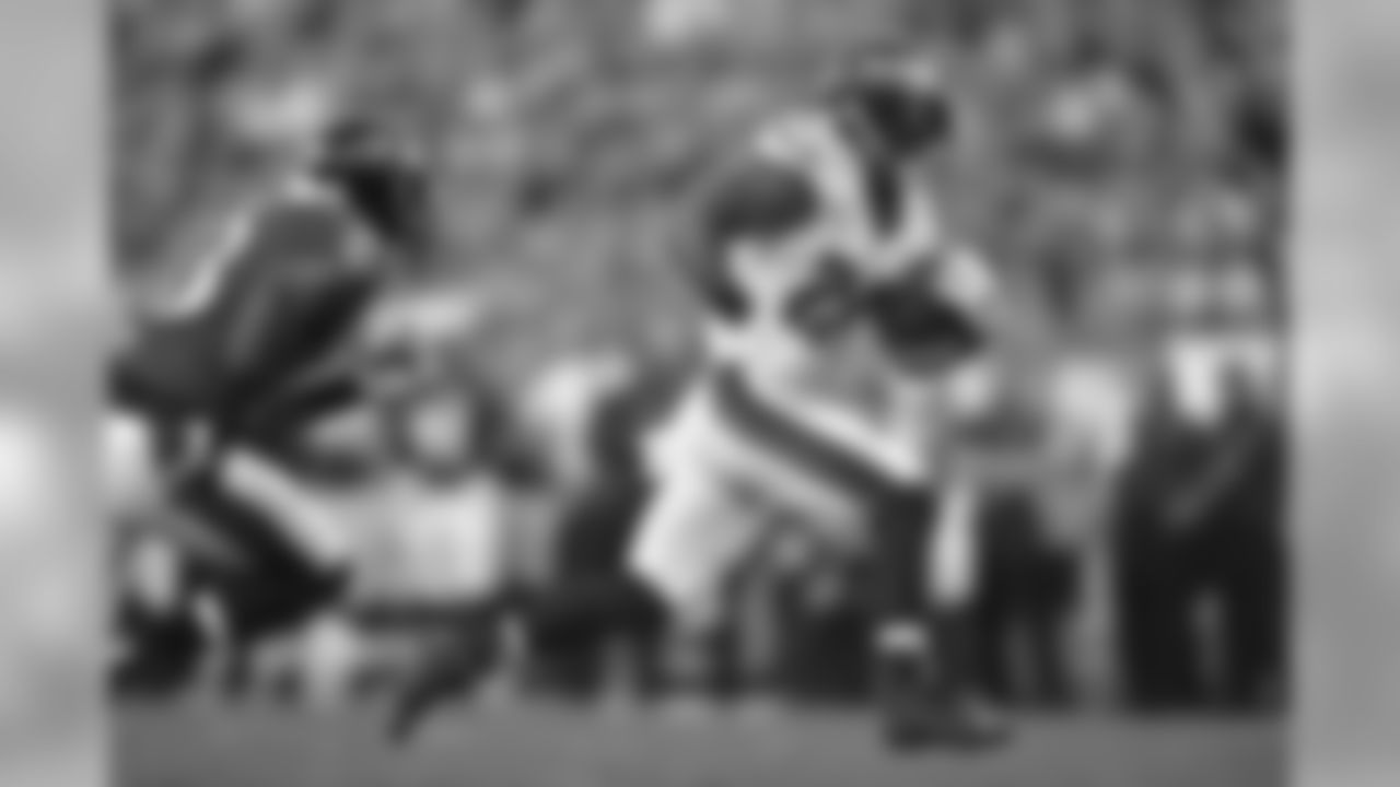 RB Ryan Mathews takes off