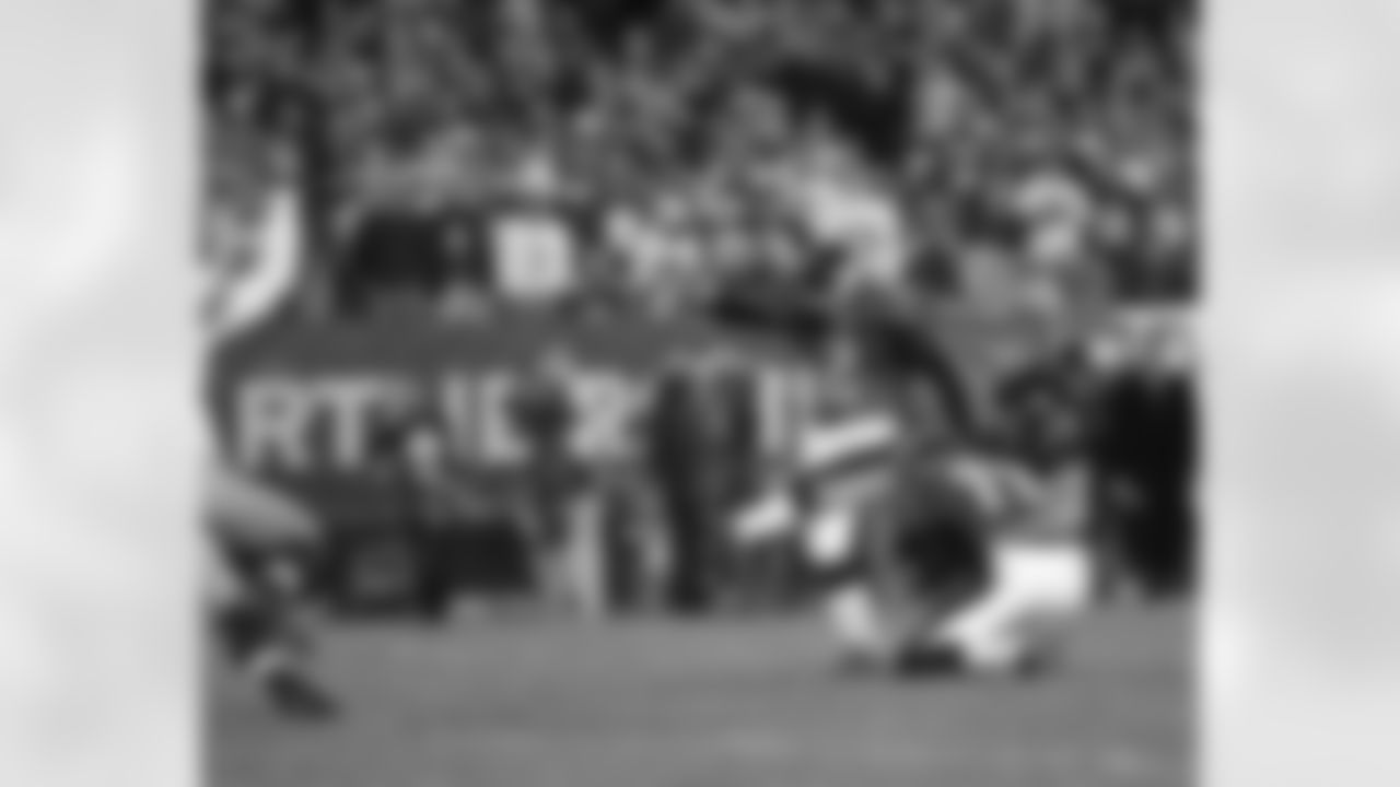K David Akers boots a kick