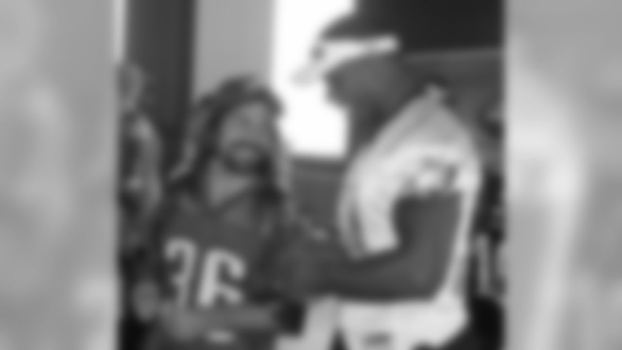 LB Jeremiah Trotter signs a ball for a fan