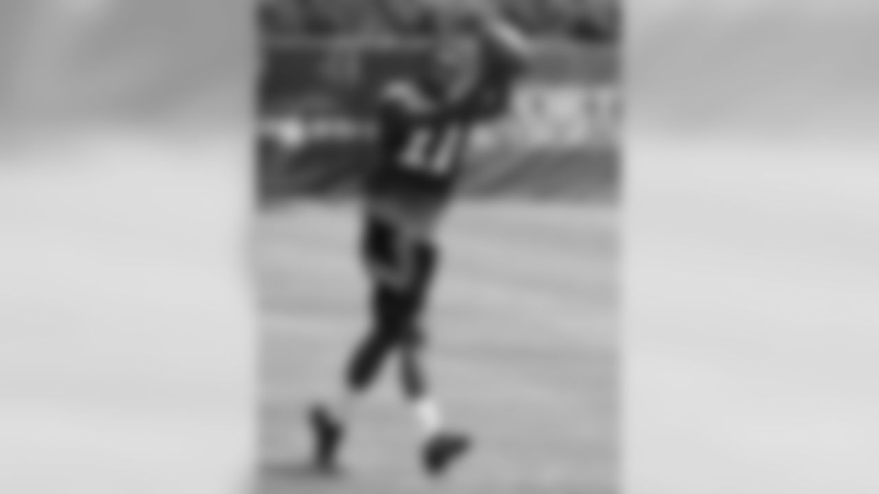 WR Nelson Agholor makes a catch during practice