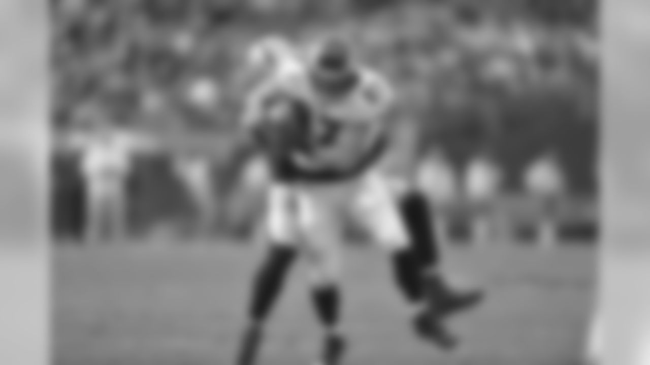 Eagles' TE Brent Celek fights for extra yards.