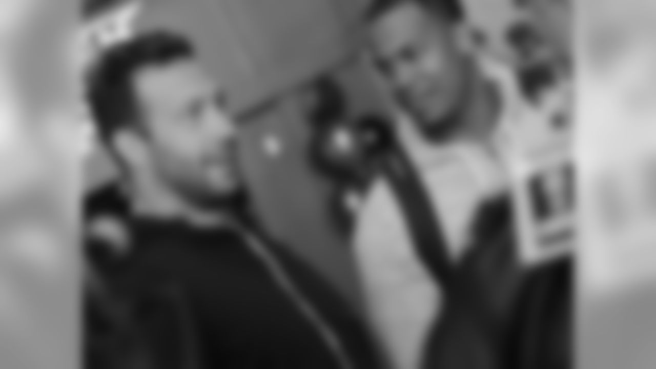 Hicks talking to fellow Eagles LB Connor Barwin