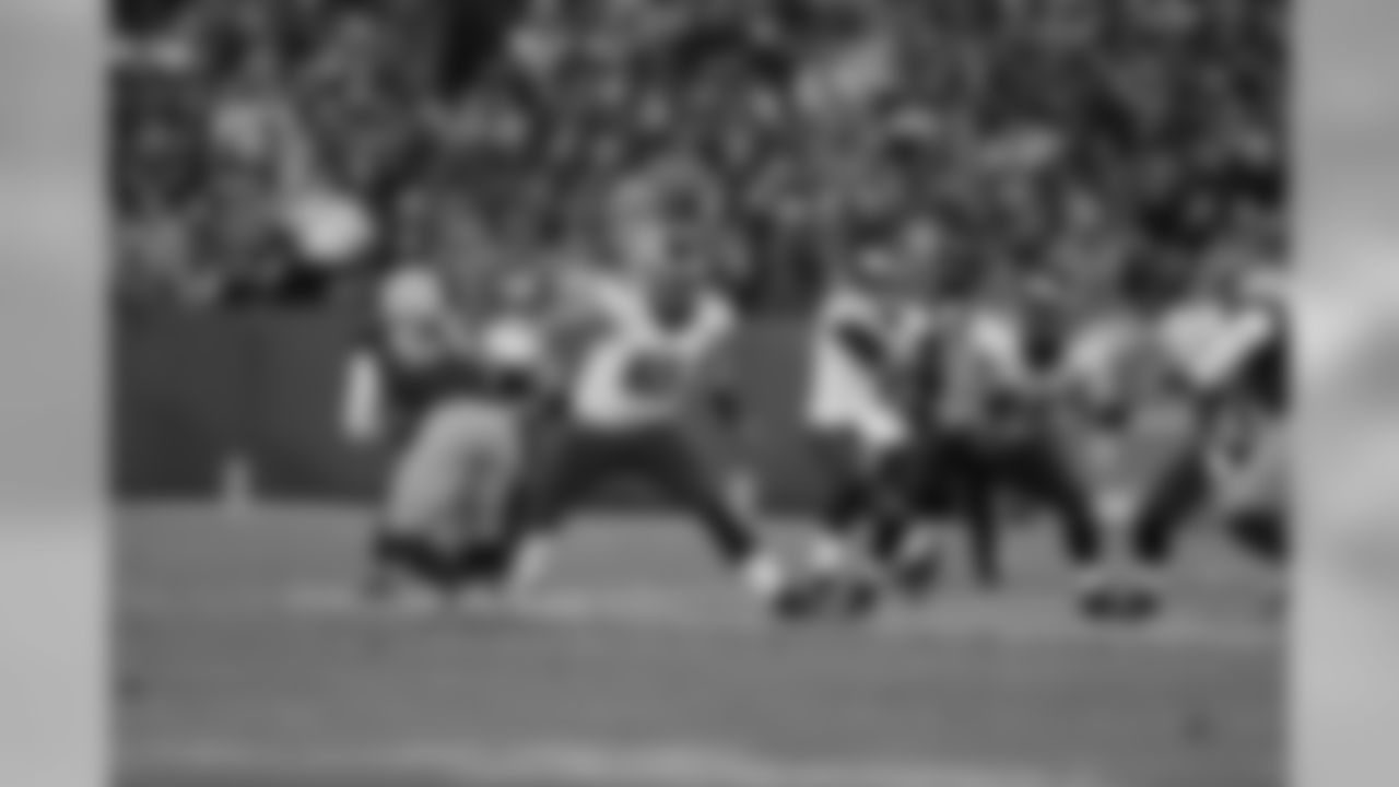 T Lane Johnson blocking for QB Mark Sanchez