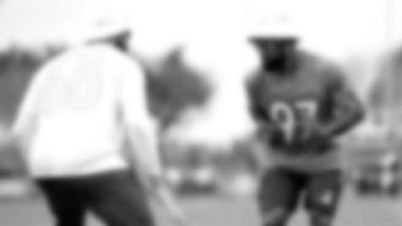 T Lane Johnson faces off against Vikings DE Everson Griffen