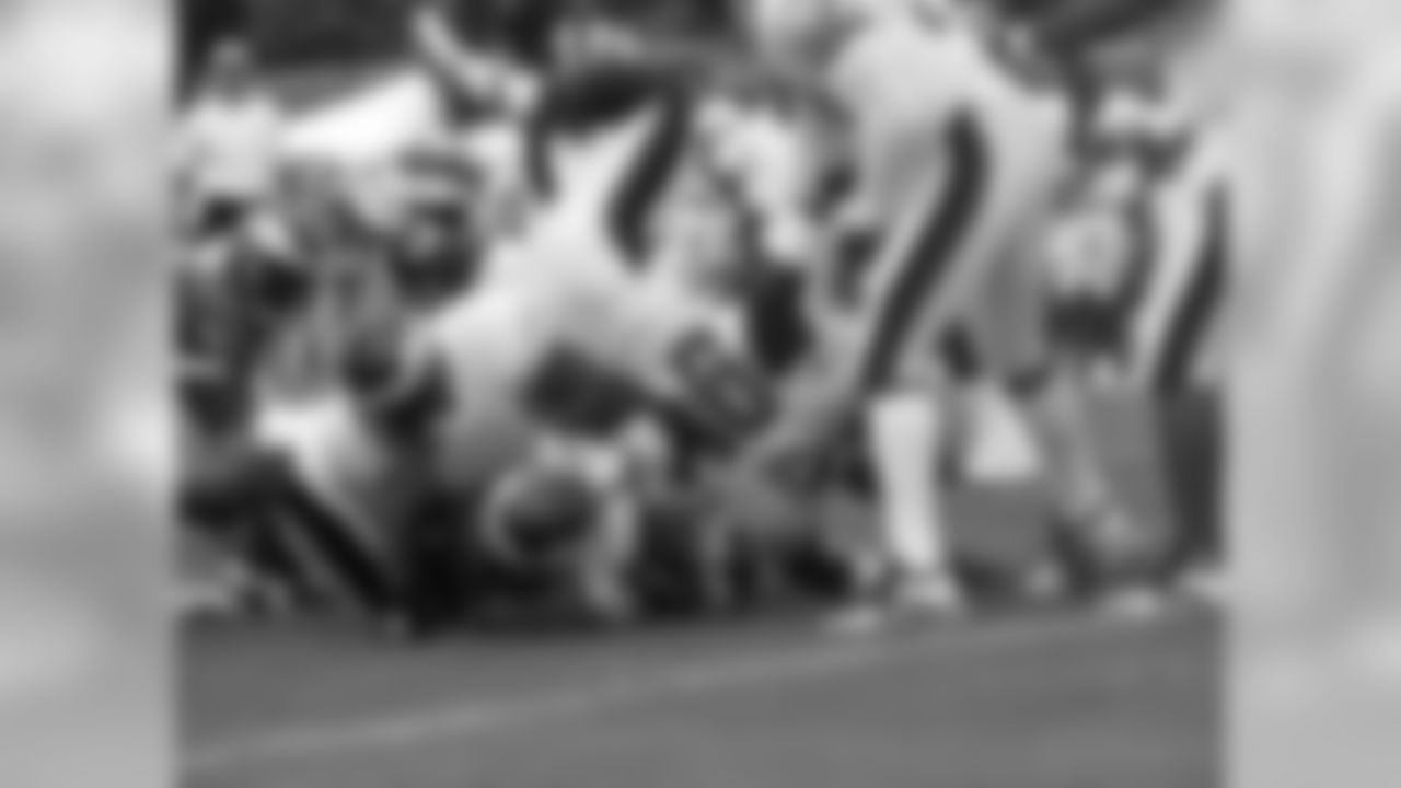 RB Brian Westbrook on the bottom of the pile in this live period