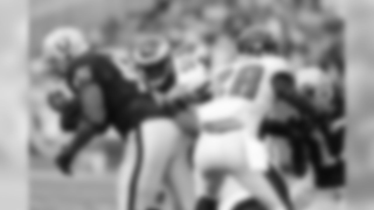 Eagles' LB DeMeco Ryans tackles Raiders' FB Marcel Reece.