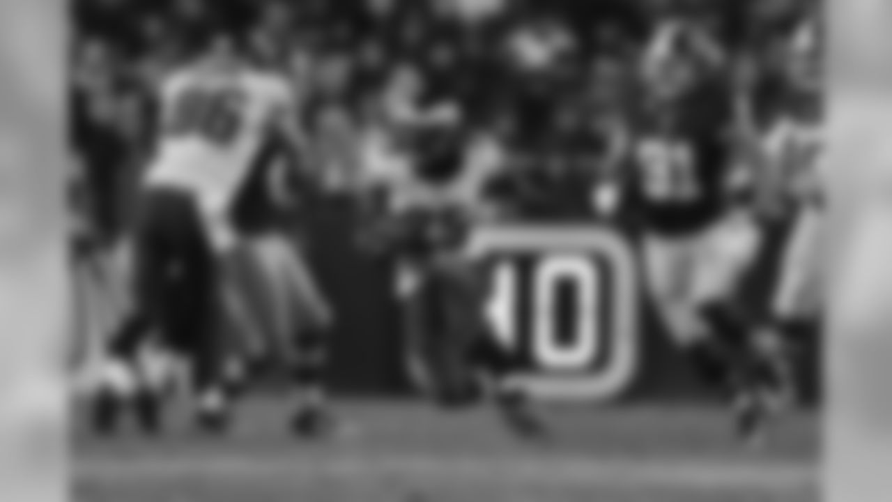 RB LeSean McCoy breaking down field