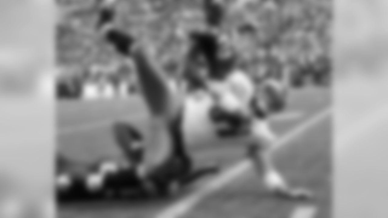 TE Brent Celek is upended after a nice gain