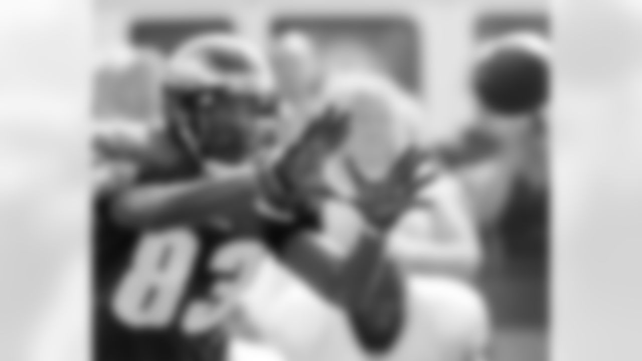 WR Greg Lewis eyes pass