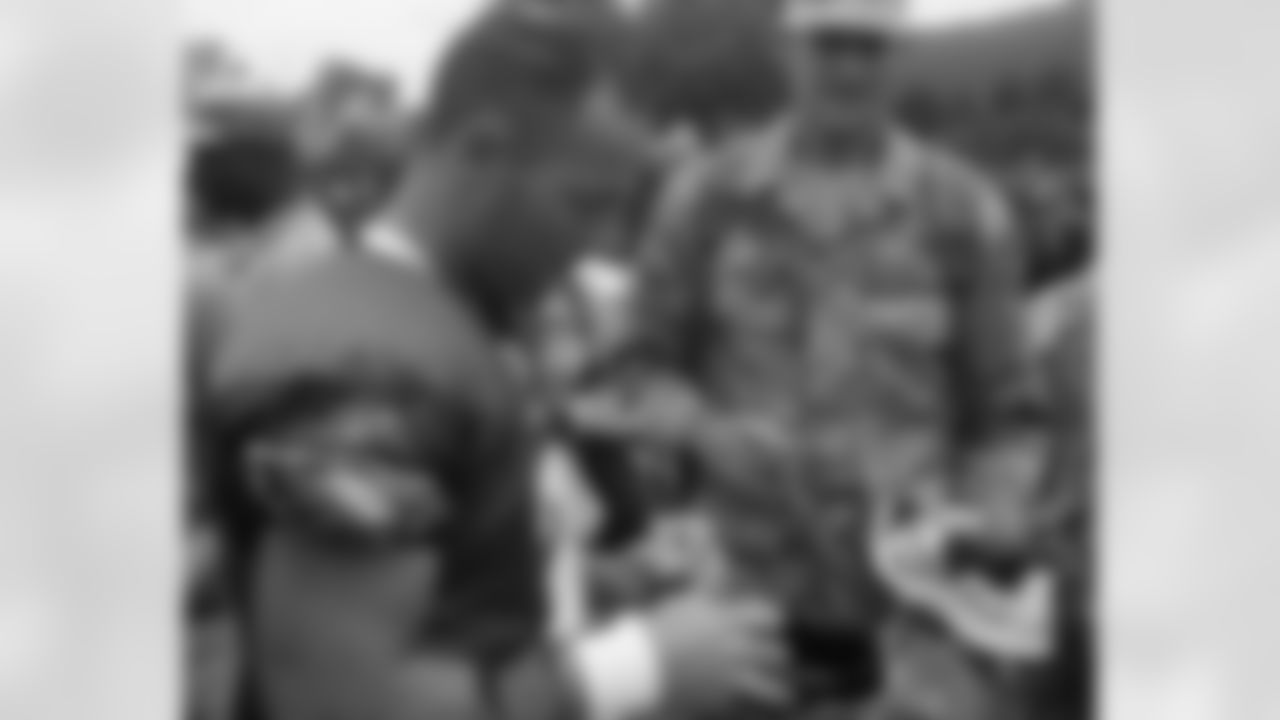 K David Akers signs autographs