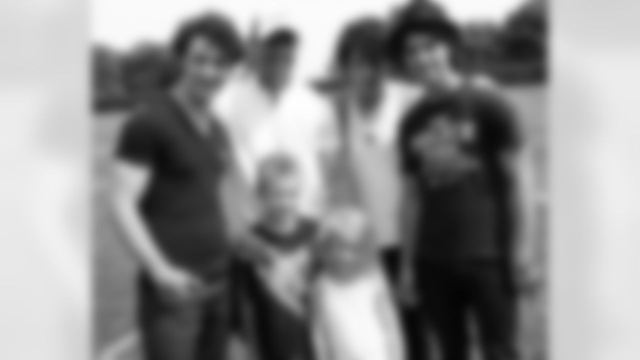 K David Akers and his kids pose with the Jonas Brothers