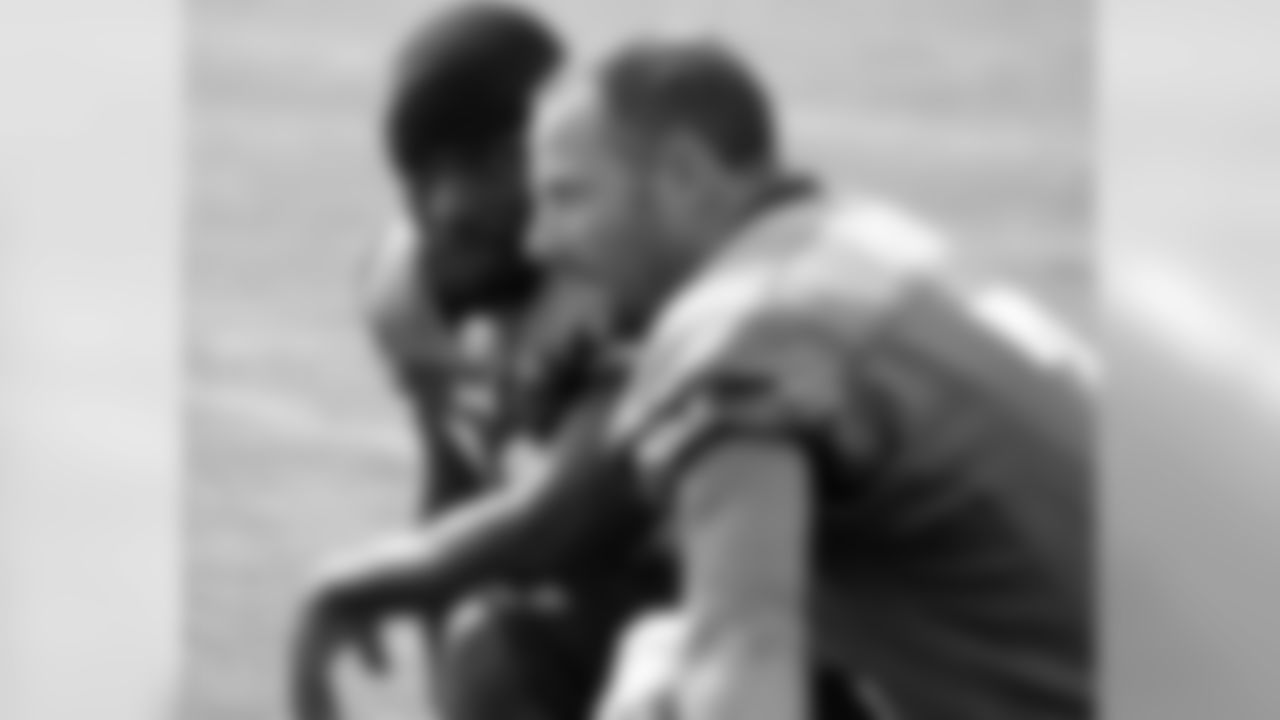 RB Brian Westbrook chats with K David Akers
