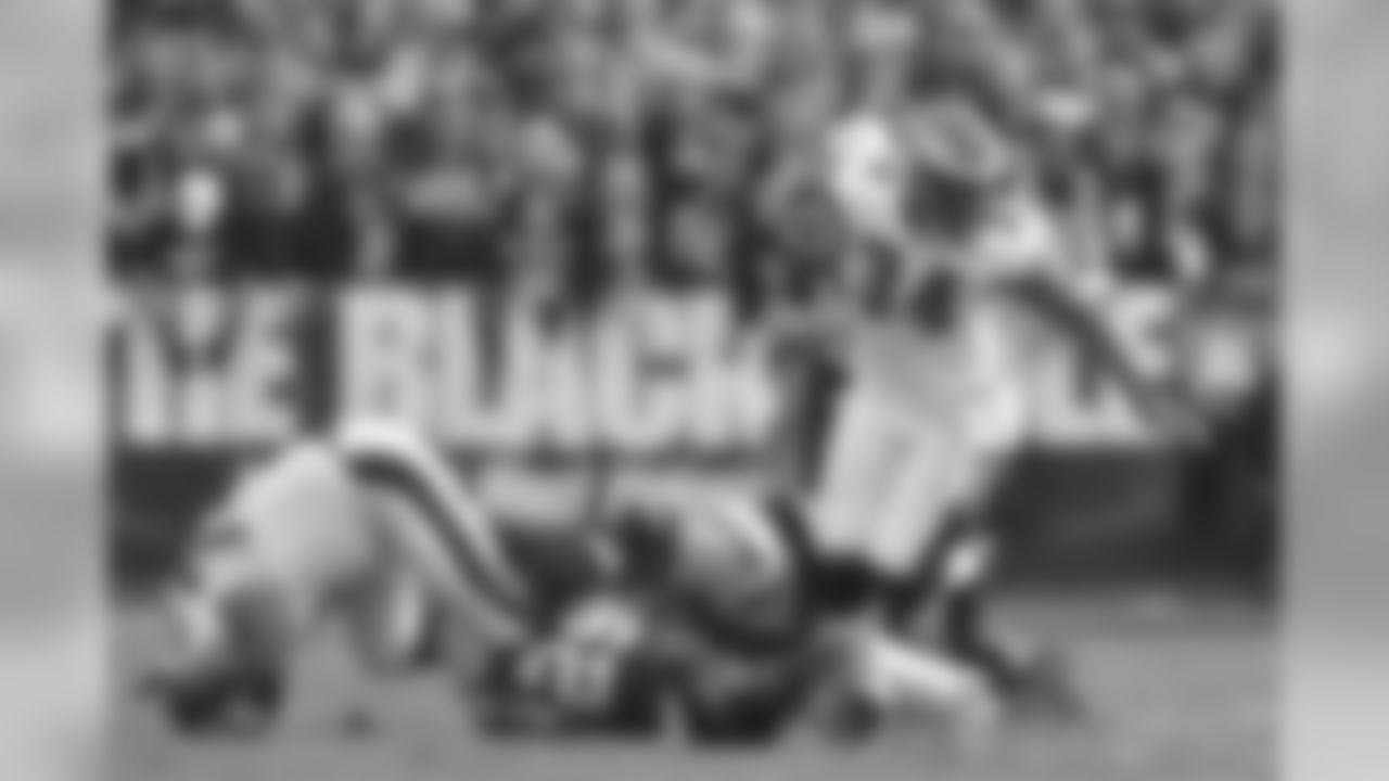 Eagles' RB Bryce Brown gets tripped up while running for yardage.