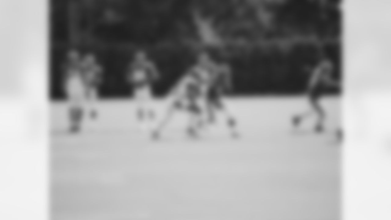 WR Jeremy Maclin hauls in a screen pass and takes off