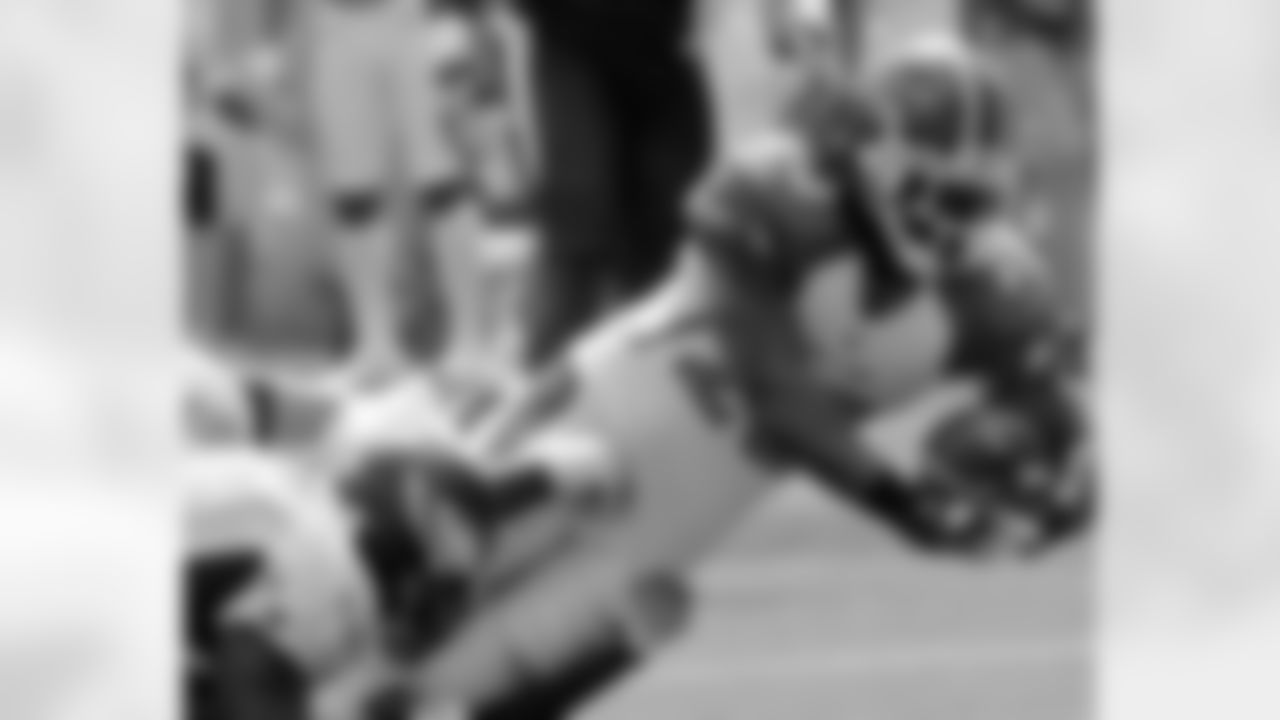 Brian Dawkins makes the tackle on Marshawn Lynch