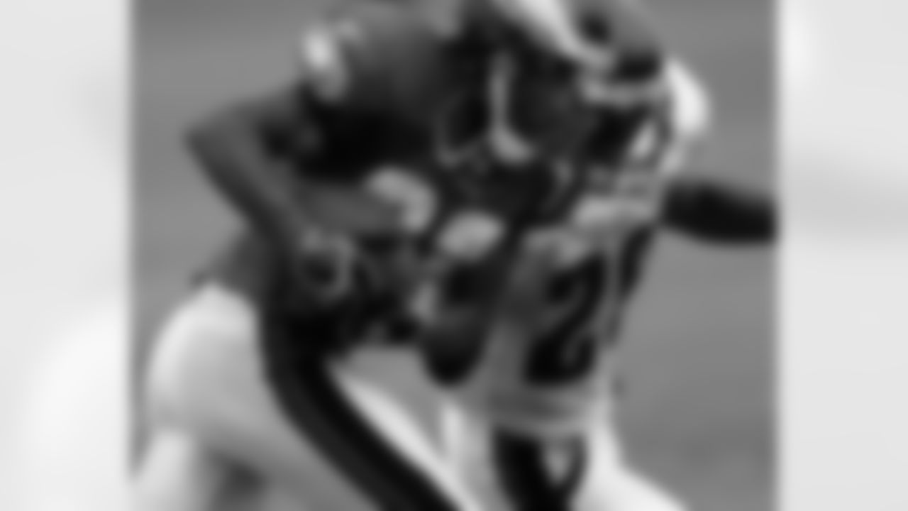 WR Greg Lewis on the run