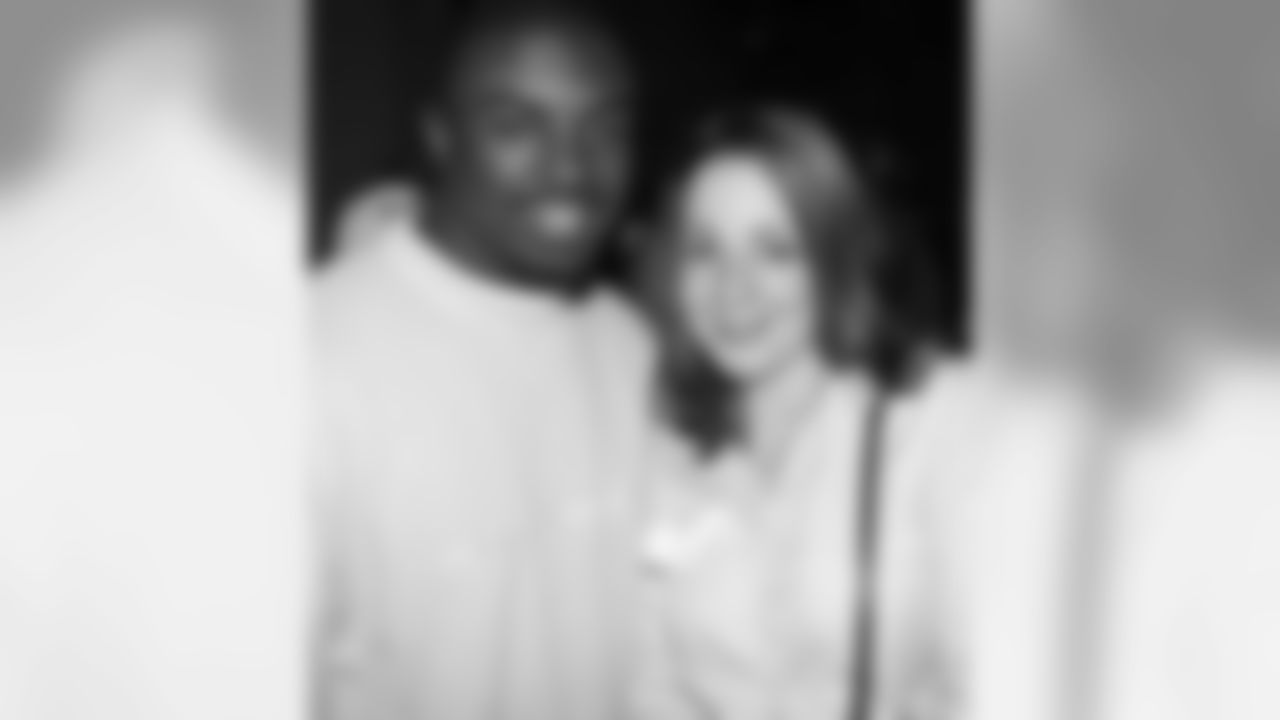 RB/PR Brian Westbrook poses with fan