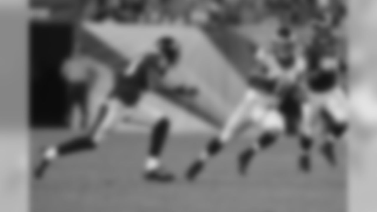 QB Tim Tebow runs for the first down
