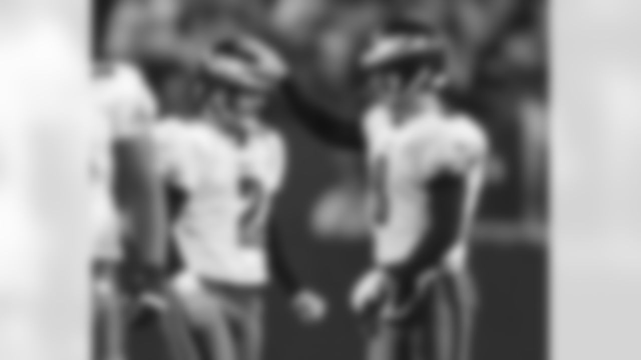 Dirk Johnson congratulates David Akers