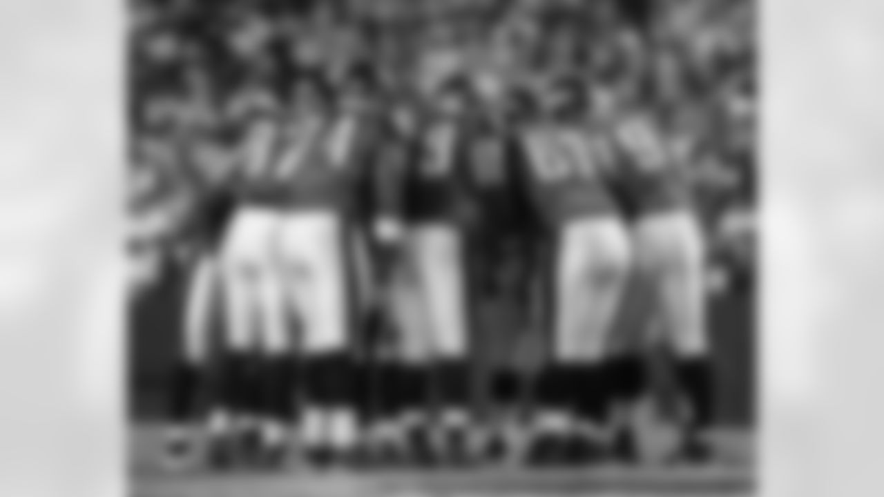 Offense huddles up