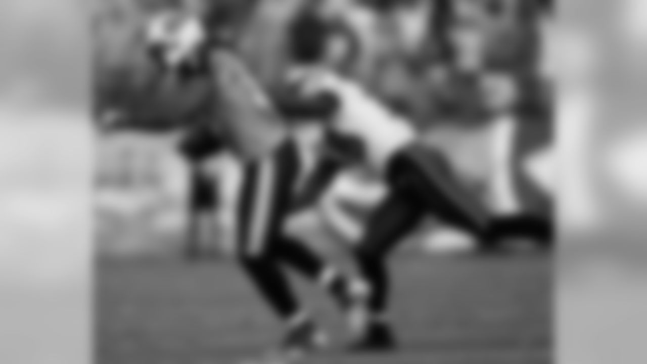 WR Jeremy Maclin makes a tackle
