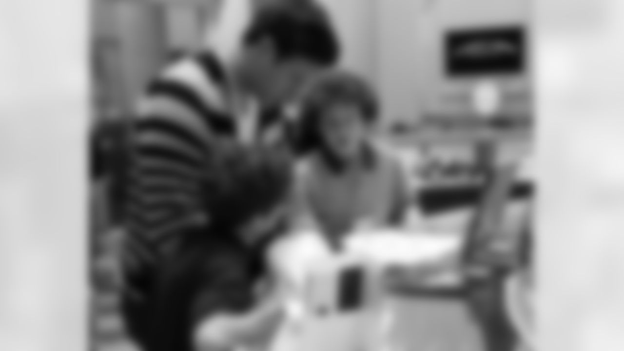 Stewart Bradley signs autographs